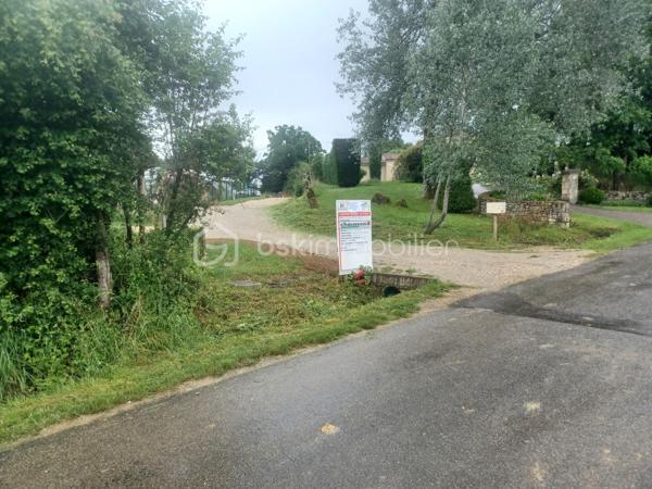 À VENDRE – Terrain constructible de 1 203 m² à Villeréal
Vous rêvez de construire votre maison dans un environnement calme, agréable et verdoyant, tout en restant proche des commodités du quotidien ? Découvrez ce magnifique terrain constructible de 1 203 m² idéalement situé à seulement 500 mètres du centre de Villeréal et de ses commerces.
Cette belle parcelle offre un cadre de vie privilégié, parfait pour concrétiser votre projet de construction, que ce soit pour une résidence principale, une maison familiale, une résidence secondaire pleine de charme ou encore un investissement patrimonial dans un secteur recherché et apprécié pour sa qualité de vie.
Les atouts du terrain :
• Terrain entièrement viabilisé : eau, électricité et tout-à-l’égout
• Étude de sol réalisée
• AG1 réalisée
• Parcelle plate, facilitant l’implantation de votre future maison et limitant les coûts de construction
• Environnement calme et recherché
• Centre-ville et commerces accessibles à pied en quelques minutes
• Belle exposition permettant de profiter pleinement de la luminosité naturelle
• Terrain offrant de nombreuses possibilités d’aménagement extérieur : jardin paysager, terrasse, piscine, espace détente ou potager
• Cadre idéal pour profiter d’une vie paisible tout en restant proche des services essentiels
Situé dans l’un des plus beaux villages du Lot-et-Garonne, ce terrain bénéficie d’un emplacement privilégié alliant tranquillité, praticité et qualité de vie. Vous apprécierez le charme authentique de Villeréal, sa bastide renommée, son marché typique, ses commerces de proximité et son ambiance conviviale tout au long de l’année.
Laissez libre cours à vos envies et imaginez votre future maison dans ce cadre accueillant et verdoyant. Profitez d’un terrain prêt à accueillir votre projet dans d’excellentes conditions, avec tous les raccordements déjà réalisés et les études nécessaires déjà effectuées pour avancer sereinement.
À visiter sans tarder ! Rare sur le secteur. Une belle opportunité pour donner vie à votre projet immobilier dans un environnement privilégié.