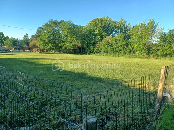 À VENDRE – Terrain constructible de 1 203 m² à Villeréal
Vous rêvez de construire votre maison dans un environnement calme, agréable et verdoyant, tout en restant proche des commodités du quotidien ? Découvrez ce magnifique terrain constructible de 1 203 m² idéalement situé à seulement 500 mètres du centre de Villeréal et de ses commerces.
Cette belle parcelle offre un cadre de vie privilégié, parfait pour concrétiser votre projet de construction, que ce soit pour une résidence principale, une maison familiale, une résidence secondaire pleine de charme ou encore un investissement patrimonial dans un secteur recherché et apprécié pour sa qualité de vie.
Les atouts du terrain :
• Terrain entièrement viabilisé : eau, électricité et tout-à-l’égout
• Étude de sol réalisée
• AG1 réalisée
• Parcelle plate, facilitant l’implantation de votre future maison et limitant les coûts de construction
• Environnement calme et recherché
• Centre-ville et commerces accessibles à pied en quelques minutes
• Belle exposition permettant de profiter pleinement de la luminosité naturelle
• Terrain offrant de nombreuses possibilités d’aménagement extérieur : jardin paysager, terrasse, piscine, espace détente ou potager
• Cadre idéal pour profiter d’une vie paisible tout en restant proche des services essentiels
Situé dans l’un des plus beaux villages du Lot-et-Garonne, ce terrain bénéficie d’un emplacement privilégié alliant tranquillité, praticité et qualité de vie. Vous apprécierez le charme authentique de Villeréal, sa bastide renommée, son marché typique, ses commerces de proximité et son ambiance conviviale tout au long de l’année.
Laissez libre cours à vos envies et imaginez votre future maison dans ce cadre accueillant et verdoyant. Profitez d’un terrain prêt à accueillir votre projet dans d’excellentes conditions, avec tous les raccordements déjà réalisés et les études nécessaires déjà effectuées pour avancer sereinement.
À visiter sans tarder ! Rare sur le secteur. Une belle opportunité pour donner vie à votre projet immobilier dans un environnement privilégié.