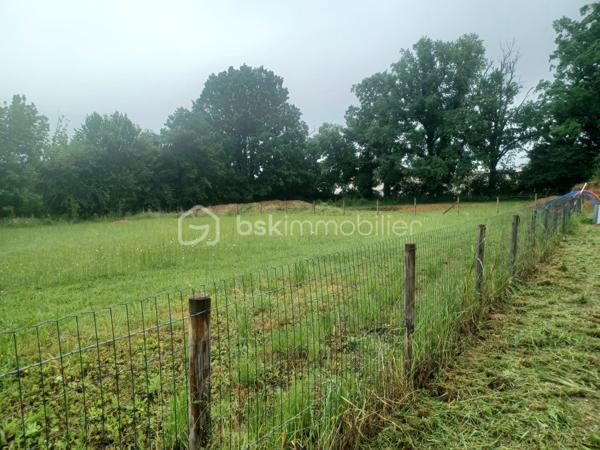 À VENDRE – Terrain constructible de 1 203 m² à Villeréal
Vous rêvez de construire votre maison dans un environnement calme, agréable et verdoyant, tout en restant proche des commodités du quotidien ? Découvrez ce magnifique terrain constructible de 1 203 m² idéalement situé à seulement 500 mètres du centre de Villeréal et de ses commerces.
Cette belle parcelle offre un cadre de vie privilégié, parfait pour concrétiser votre projet de construction, que ce soit pour une résidence principale, une maison familiale, une résidence secondaire pleine de charme ou encore un investissement patrimonial dans un secteur recherché et apprécié pour sa qualité de vie.
Les atouts du terrain :
• Terrain entièrement viabilisé : eau, électricité et tout-à-l’égout
• Étude de sol réalisée
• AG1 réalisée
• Parcelle plate, facilitant l’implantation de votre future maison et limitant les coûts de construction
• Environnement calme et recherché
• Centre-ville et commerces accessibles à pied en quelques minutes
• Belle exposition permettant de profiter pleinement de la luminosité naturelle
• Terrain offrant de nombreuses possibilités d’aménagement extérieur : jardin paysager, terrasse, piscine, espace détente ou potager
• Cadre idéal pour profiter d’une vie paisible tout en restant proche des services essentiels
Situé dans l’un des plus beaux villages du Lot-et-Garonne, ce terrain bénéficie d’un emplacement privilégié alliant tranquillité, praticité et qualité de vie. Vous apprécierez le charme authentique de Villeréal, sa bastide renommée, son marché typique, ses commerces de proximité et son ambiance conviviale tout au long de l’année.
Laissez libre cours à vos envies et imaginez votre future maison dans ce cadre accueillant et verdoyant. Profitez d’un terrain prêt à accueillir votre projet dans d’excellentes conditions, avec tous les raccordements déjà réalisés et les études nécessaires déjà effectuées pour avancer sereinement.
À visiter sans tarder ! Rare sur le secteur. Une belle opportunité pour donner vie à votre projet immobilier dans un environnement privilégié.