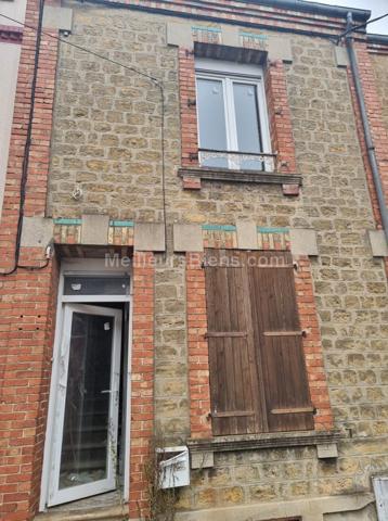 Maison mitoyenne partiellement rénovée avec jardinet