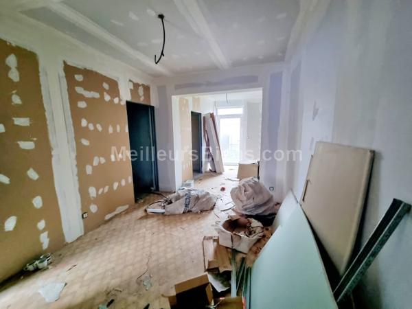 Maison mitoyenne partiellement rénovée avec jardinet