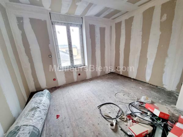 Maison mitoyenne partiellement rénovée avec jardinet