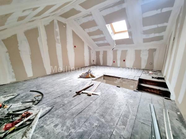 Maison mitoyenne partiellement rénovée avec jardinet