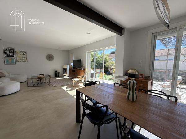 Maison de plain-pied rénovée avec piscine et garage 399 000 €