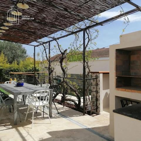 Maison de plain-pied rénovée avec piscine et garage 399 000 €