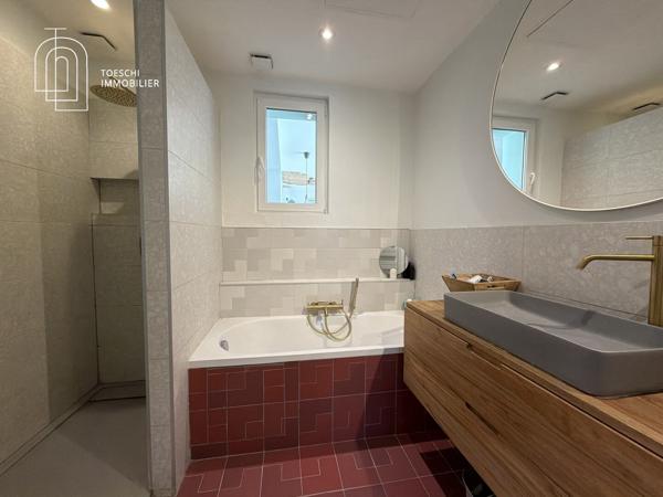 Maison de plain-pied rénovée avec piscine et garage 399 000 €