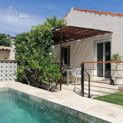 Maison de plain-pied rénovée avec piscine et garage 399 000 €