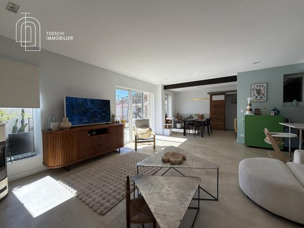 Maison de plain-pied rénovée avec piscine et garage 399 000 €