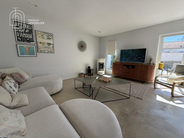 Maison de plain-pied rénovée avec piscine et garage 399 000 €