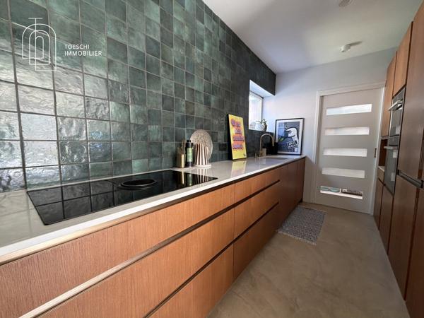 Maison de plain-pied rénovée avec piscine et garage 399 000 €