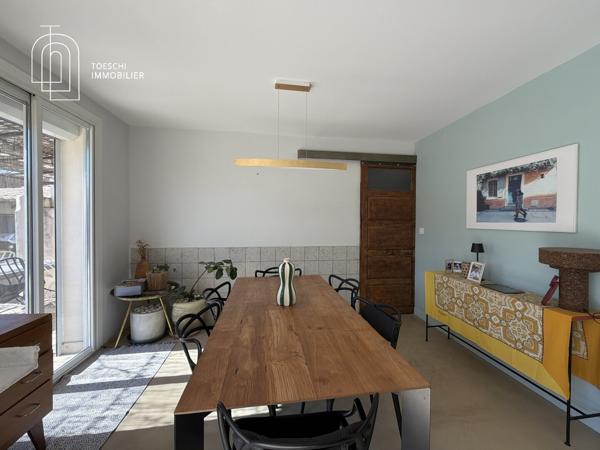 Maison de plain-pied rénovée avec piscine et garage 399 000 €