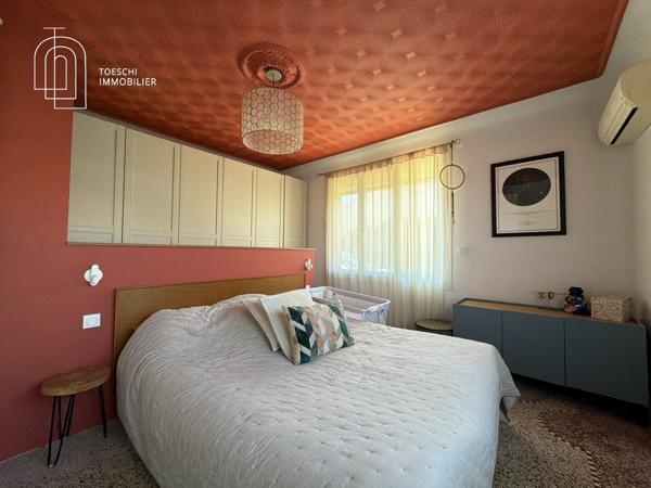 Maison de plain-pied rénovée avec piscine et garage 399 000 €