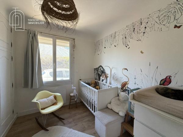 Maison de plain-pied rénovée avec piscine et garage 399 000 €