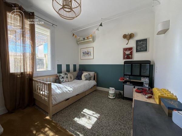 Maison de plain-pied rénovée avec piscine et garage 399 000 €