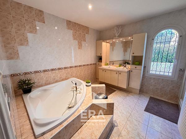 Villa plain pied avec 4 chambres et piscine