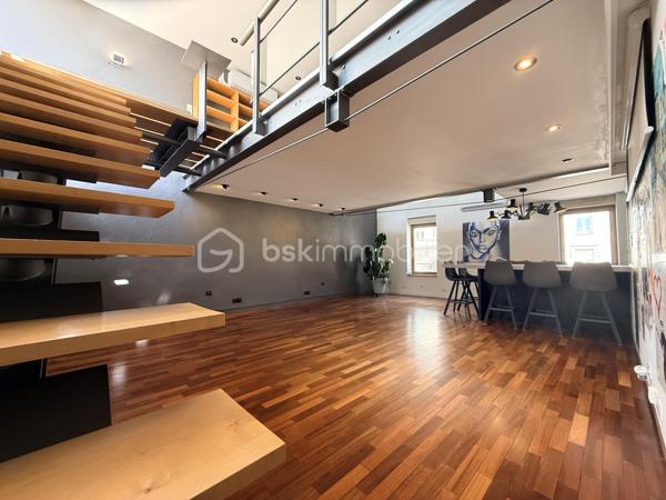 Situé en plein cœur de Nancy, à deux pas de la Place des Vosges et du parc Olry, ce loft en duplex situé en 2e et dernier étage d'une petite copropriété offre un cadre de vie rare, alliant modernité, volumes et tranquillité.

👉 Le vrai plus :
Une terrasse sans vis-à-vis, véritable espace de détente
Un environnement paisible en plein centre-ville

🏡 Un intérieur moderne et spacieux

Au premier niveau :
Entrée avec rangements
Cuisine moderne entièrement équipée
Pièce de vie de plus de 50 m², lumineuse et ouverte
Une Chambre et un bureau donnant sur cour intérieure
Buanderie - WC avec possibilité de créer une 2e salle d’eau

À l’étage (duplex) :
Superbe suite parentale ouverte
Espace bureau avec bibliothèque
Salle de bains avec douche à l’italienne, baignoire îlot et dressing sur mesure

⚙️ Confort & équipements

-Pompe à chaleur
-DPE C
-Prestations de qualité
-Cave

📍 Localisation idéale
✔️ Hyper centre de Nancy
✔️ À proximité immédiate des commerces et transports
✔️ À 15 minutes à pied de la gare
✔️ Accès rapide aux axes autoroutiers