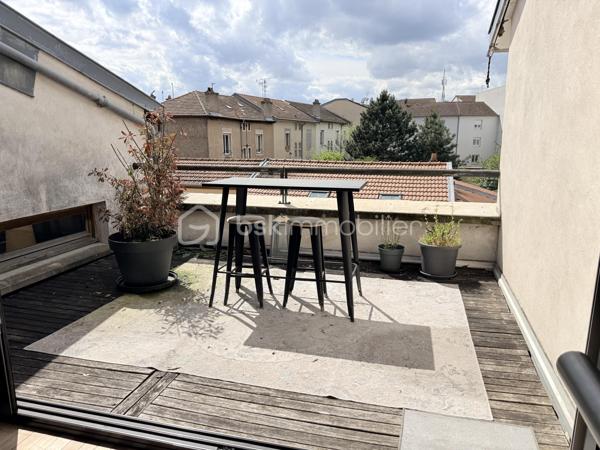 Situé en plein cœur de Nancy, à deux pas de la Place des Vosges et du parc Olry, ce loft en duplex situé en 2e et dernier étage d'une petite copropriété offre un cadre de vie rare, alliant modernité, volumes et tranquillité.

👉 Le vrai plus :
Une terrasse sans vis-à-vis, véritable espace de détente
Un environnement paisible en plein centre-ville

🏡 Un intérieur moderne et spacieux

Au premier niveau :
Entrée avec rangements
Cuisine moderne entièrement équipée
Pièce de vie de plus de 50 m², lumineuse et ouverte
Une Chambre et un bureau donnant sur cour intérieure
Buanderie - WC avec possibilité de créer une 2e salle d’eau

À l’étage (duplex) :
Superbe suite parentale ouverte
Espace bureau avec bibliothèque
Salle de bains avec douche à l’italienne, baignoire îlot et dressing sur mesure

⚙️ Confort & équipements

-Pompe à chaleur
-DPE C
-Prestations de qualité
-Cave

📍 Localisation idéale
✔️ Hyper centre de Nancy
✔️ À proximité immédiate des commerces et transports
✔️ À 15 minutes à pied de la gare
✔️ Accès rapide aux axes autoroutiers