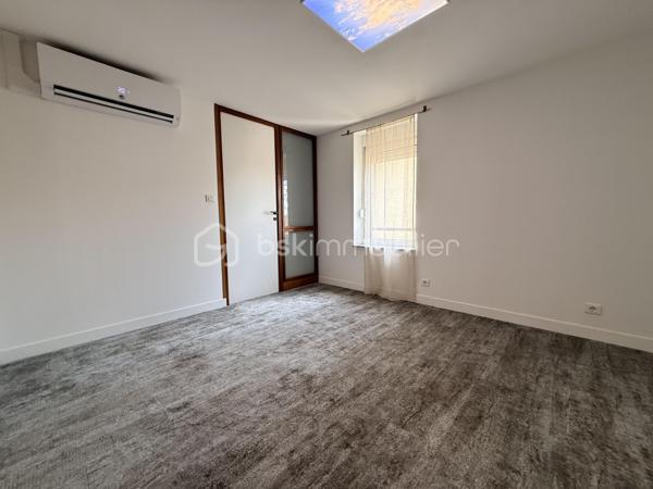 Situé en plein cœur de Nancy, à deux pas de la Place des Vosges et du parc Olry, ce loft en duplex situé en 2e et dernier étage d'une petite copropriété offre un cadre de vie rare, alliant modernité, volumes et tranquillité.

👉 Le vrai plus :
Une terrasse sans vis-à-vis, véritable espace de détente
Un environnement paisible en plein centre-ville

🏡 Un intérieur moderne et spacieux

Au premier niveau :
Entrée avec rangements
Cuisine moderne entièrement équipée
Pièce de vie de plus de 50 m², lumineuse et ouverte
Une Chambre et un bureau donnant sur cour intérieure
Buanderie - WC avec possibilité de créer une 2e salle d’eau

À l’étage (duplex) :
Superbe suite parentale ouverte
Espace bureau avec bibliothèque
Salle de bains avec douche à l’italienne, baignoire îlot et dressing sur mesure

⚙️ Confort & équipements

-Pompe à chaleur
-DPE C
-Prestations de qualité
-Cave

📍 Localisation idéale
✔️ Hyper centre de Nancy
✔️ À proximité immédiate des commerces et transports
✔️ À 15 minutes à pied de la gare
✔️ Accès rapide aux axes autoroutiers