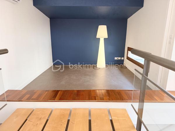 Situé en plein cœur de Nancy, à deux pas de la Place des Vosges et du parc Olry, ce loft en duplex situé en 2e et dernier étage d'une petite copropriété offre un cadre de vie rare, alliant modernité, volumes et tranquillité.

👉 Le vrai plus :
Une terrasse sans vis-à-vis, véritable espace de détente
Un environnement paisible en plein centre-ville

🏡 Un intérieur moderne et spacieux

Au premier niveau :
Entrée avec rangements
Cuisine moderne entièrement équipée
Pièce de vie de plus de 50 m², lumineuse et ouverte
Une Chambre et un bureau donnant sur cour intérieure
Buanderie - WC avec possibilité de créer une 2e salle d’eau

À l’étage (duplex) :
Superbe suite parentale ouverte
Espace bureau avec bibliothèque
Salle de bains avec douche à l’italienne, baignoire îlot et dressing sur mesure

⚙️ Confort & équipements

-Pompe à chaleur
-DPE C
-Prestations de qualité
-Cave

📍 Localisation idéale
✔️ Hyper centre de Nancy
✔️ À proximité immédiate des commerces et transports
✔️ À 15 minutes à pied de la gare
✔️ Accès rapide aux axes autoroutiers