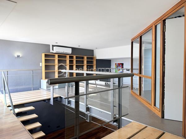 Situé en plein cœur de Nancy, à deux pas de la Place des Vosges et du parc Olry, ce loft en duplex situé en 2e et dernier étage d'une petite copropriété offre un cadre de vie rare, alliant modernité, volumes et tranquillité.

👉 Le vrai plus :
Une terrasse sans vis-à-vis, véritable espace de détente
Un environnement paisible en plein centre-ville

🏡 Un intérieur moderne et spacieux

Au premier niveau :
Entrée avec rangements
Cuisine moderne entièrement équipée
Pièce de vie de plus de 50 m², lumineuse et ouverte
Une Chambre et un bureau donnant sur cour intérieure
Buanderie - WC avec possibilité de créer une 2e salle d’eau

À l’étage (duplex) :
Superbe suite parentale ouverte
Espace bureau avec bibliothèque
Salle de bains avec douche à l’italienne, baignoire îlot et dressing sur mesure

⚙️ Confort & équipements

-Pompe à chaleur
-DPE C
-Prestations de qualité
-Cave

📍 Localisation idéale
✔️ Hyper centre de Nancy
✔️ À proximité immédiate des commerces et transports
✔️ À 15 minutes à pied de la gare
✔️ Accès rapide aux axes autoroutiers