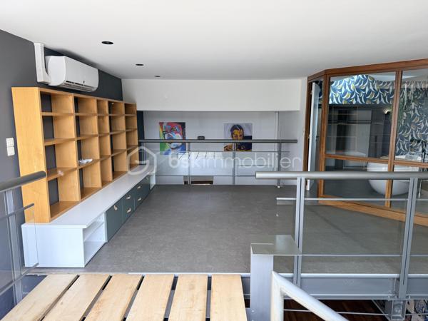 Situé en plein cœur de Nancy, à deux pas de la Place des Vosges et du parc Olry, ce loft en duplex situé en 2e et dernier étage d'une petite copropriété offre un cadre de vie rare, alliant modernité, volumes et tranquillité.

👉 Le vrai plus :
Une terrasse sans vis-à-vis, véritable espace de détente
Un environnement paisible en plein centre-ville

🏡 Un intérieur moderne et spacieux

Au premier niveau :
Entrée avec rangements
Cuisine moderne entièrement équipée
Pièce de vie de plus de 50 m², lumineuse et ouverte
Une Chambre et un bureau donnant sur cour intérieure
Buanderie - WC avec possibilité de créer une 2e salle d’eau

À l’étage (duplex) :
Superbe suite parentale ouverte
Espace bureau avec bibliothèque
Salle de bains avec douche à l’italienne, baignoire îlot et dressing sur mesure

⚙️ Confort & équipements

-Pompe à chaleur
-DPE C
-Prestations de qualité
-Cave

📍 Localisation idéale
✔️ Hyper centre de Nancy
✔️ À proximité immédiate des commerces et transports
✔️ À 15 minutes à pied de la gare
✔️ Accès rapide aux axes autoroutiers