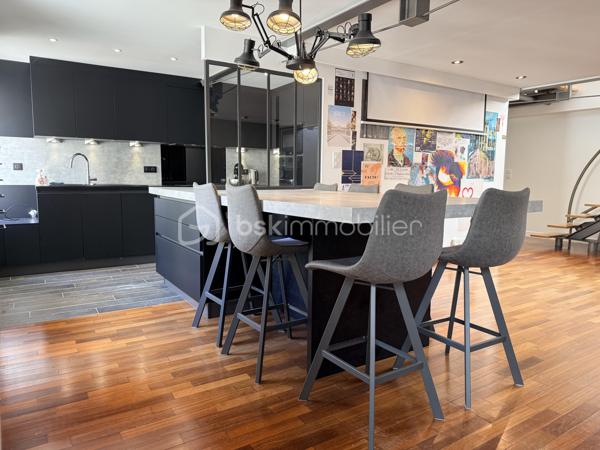 Situé en plein cœur de Nancy, à deux pas de la Place des Vosges et du parc Olry, ce loft en duplex situé en 2e et dernier étage d'une petite copropriété offre un cadre de vie rare, alliant modernité, volumes et tranquillité.

👉 Le vrai plus :
Une terrasse sans vis-à-vis, véritable espace de détente
Un environnement paisible en plein centre-ville

🏡 Un intérieur moderne et spacieux

Au premier niveau :
Entrée avec rangements
Cuisine moderne entièrement équipée
Pièce de vie de plus de 50 m², lumineuse et ouverte
Une Chambre et un bureau donnant sur cour intérieure
Buanderie - WC avec possibilité de créer une 2e salle d’eau

À l’étage (duplex) :
Superbe suite parentale ouverte
Espace bureau avec bibliothèque
Salle de bains avec douche à l’italienne, baignoire îlot et dressing sur mesure

⚙️ Confort & équipements

-Pompe à chaleur
-DPE C
-Prestations de qualité
-Cave

📍 Localisation idéale
✔️ Hyper centre de Nancy
✔️ À proximité immédiate des commerces et transports
✔️ À 15 minutes à pied de la gare
✔️ Accès rapide aux axes autoroutiers