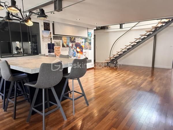 Situé en plein cœur de Nancy, à deux pas de la Place des Vosges et du parc Olry, ce loft en duplex situé en 2e et dernier étage d'une petite copropriété offre un cadre de vie rare, alliant modernité, volumes et tranquillité.

👉 Le vrai plus :
Une terrasse sans vis-à-vis, véritable espace de détente
Un environnement paisible en plein centre-ville

🏡 Un intérieur moderne et spacieux

Au premier niveau :
Entrée avec rangements
Cuisine moderne entièrement équipée
Pièce de vie de plus de 50 m², lumineuse et ouverte
Une Chambre et un bureau donnant sur cour intérieure
Buanderie - WC avec possibilité de créer une 2e salle d’eau

À l’étage (duplex) :
Superbe suite parentale ouverte
Espace bureau avec bibliothèque
Salle de bains avec douche à l’italienne, baignoire îlot et dressing sur mesure

⚙️ Confort & équipements

-Pompe à chaleur
-DPE C
-Prestations de qualité
-Cave

📍 Localisation idéale
✔️ Hyper centre de Nancy
✔️ À proximité immédiate des commerces et transports
✔️ À 15 minutes à pied de la gare
✔️ Accès rapide aux axes autoroutiers