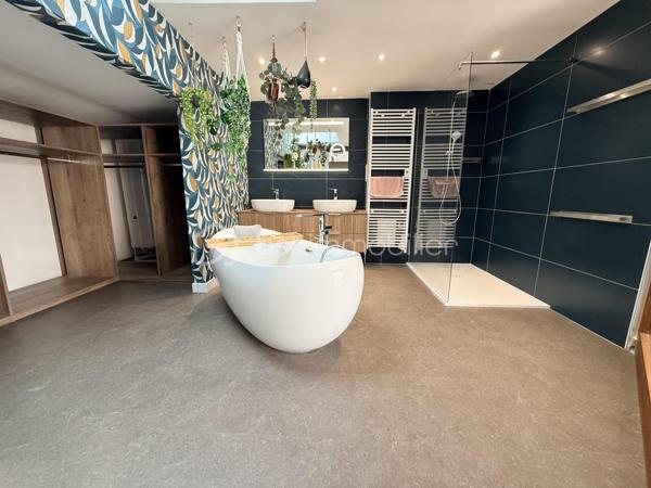 Situé en plein cœur de Nancy, à deux pas de la Place des Vosges et du parc Olry, ce loft en duplex situé en 2e et dernier étage d'une petite copropriété offre un cadre de vie rare, alliant modernité, volumes et tranquillité.

👉 Le vrai plus :
Une terrasse sans vis-à-vis, véritable espace de détente
Un environnement paisible en plein centre-ville

🏡 Un intérieur moderne et spacieux

Au premier niveau :
Entrée avec rangements
Cuisine moderne entièrement équipée
Pièce de vie de plus de 50 m², lumineuse et ouverte
Une Chambre et un bureau donnant sur cour intérieure
Buanderie - WC avec possibilité de créer une 2e salle d’eau

À l’étage (duplex) :
Superbe suite parentale ouverte
Espace bureau avec bibliothèque
Salle de bains avec douche à l’italienne, baignoire îlot et dressing sur mesure

⚙️ Confort & équipements

-Pompe à chaleur
-DPE C
-Prestations de qualité
-Cave

📍 Localisation idéale
✔️ Hyper centre de Nancy
✔️ À proximité immédiate des commerces et transports
✔️ À 15 minutes à pied de la gare
✔️ Accès rapide aux axes autoroutiers