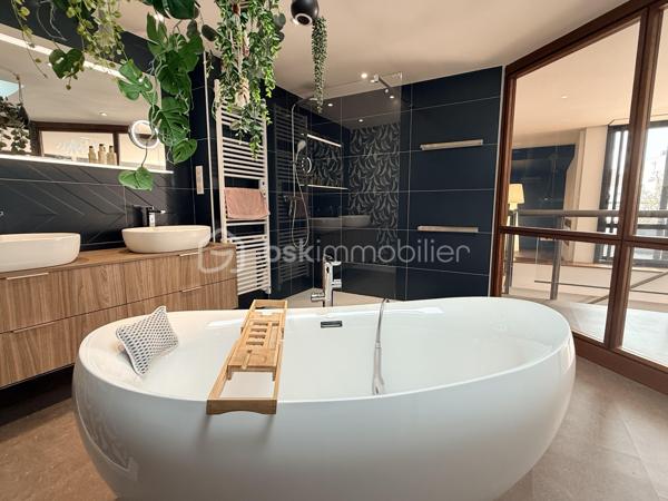 Situé en plein cœur de Nancy, à deux pas de la Place des Vosges et du parc Olry, ce loft en duplex situé en 2e et dernier étage d'une petite copropriété offre un cadre de vie rare, alliant modernité, volumes et tranquillité.

👉 Le vrai plus :
Une terrasse sans vis-à-vis, véritable espace de détente
Un environnement paisible en plein centre-ville

🏡 Un intérieur moderne et spacieux

Au premier niveau :
Entrée avec rangements
Cuisine moderne entièrement équipée
Pièce de vie de plus de 50 m², lumineuse et ouverte
Une Chambre et un bureau donnant sur cour intérieure
Buanderie - WC avec possibilité de créer une 2e salle d’eau

À l’étage (duplex) :
Superbe suite parentale ouverte
Espace bureau avec bibliothèque
Salle de bains avec douche à l’italienne, baignoire îlot et dressing sur mesure

⚙️ Confort & équipements

-Pompe à chaleur
-DPE C
-Prestations de qualité
-Cave

📍 Localisation idéale
✔️ Hyper centre de Nancy
✔️ À proximité immédiate des commerces et transports
✔️ À 15 minutes à pied de la gare
✔️ Accès rapide aux axes autoroutiers
