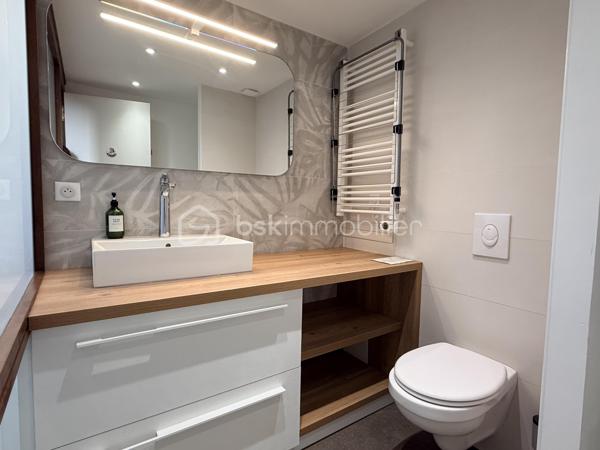 Situé en plein cœur de Nancy, à deux pas de la Place des Vosges et du parc Olry, ce loft en duplex situé en 2e et dernier étage d'une petite copropriété offre un cadre de vie rare, alliant modernité, volumes et tranquillité.

👉 Le vrai plus :
Une terrasse sans vis-à-vis, véritable espace de détente
Un environnement paisible en plein centre-ville

🏡 Un intérieur moderne et spacieux

Au premier niveau :
Entrée avec rangements
Cuisine moderne entièrement équipée
Pièce de vie de plus de 50 m², lumineuse et ouverte
Une Chambre et un bureau donnant sur cour intérieure
Buanderie - WC avec possibilité de créer une 2e salle d’eau

À l’étage (duplex) :
Superbe suite parentale ouverte
Espace bureau avec bibliothèque
Salle de bains avec douche à l’italienne, baignoire îlot et dressing sur mesure

⚙️ Confort & équipements

-Pompe à chaleur
-DPE C
-Prestations de qualité
-Cave

📍 Localisation idéale
✔️ Hyper centre de Nancy
✔️ À proximité immédiate des commerces et transports
✔️ À 15 minutes à pied de la gare
✔️ Accès rapide aux axes autoroutiers