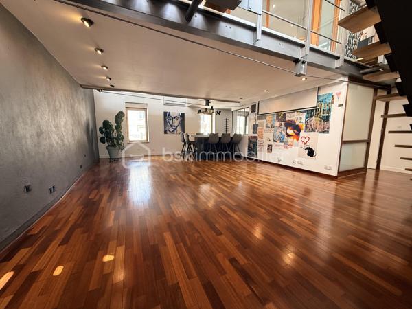 Situé en plein cœur de Nancy, à deux pas de la Place des Vosges et du parc Olry, ce loft en duplex situé en 2e et dernier étage d'une petite copropriété offre un cadre de vie rare, alliant modernité, volumes et tranquillité.

👉 Le vrai plus :
Une terrasse sans vis-à-vis, véritable espace de détente
Un environnement paisible en plein centre-ville

🏡 Un intérieur moderne et spacieux

Au premier niveau :
Entrée avec rangements
Cuisine moderne entièrement équipée
Pièce de vie de plus de 50 m², lumineuse et ouverte
Une Chambre et un bureau donnant sur cour intérieure
Buanderie - WC avec possibilité de créer une 2e salle d’eau

À l’étage (duplex) :
Superbe suite parentale ouverte
Espace bureau avec bibliothèque
Salle de bains avec douche à l’italienne, baignoire îlot et dressing sur mesure

⚙️ Confort & équipements

-Pompe à chaleur
-DPE C
-Prestations de qualité
-Cave

📍 Localisation idéale
✔️ Hyper centre de Nancy
✔️ À proximité immédiate des commerces et transports
✔️ À 15 minutes à pied de la gare
✔️ Accès rapide aux axes autoroutiers
