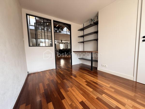Situé en plein cœur de Nancy, à deux pas de la Place des Vosges et du parc Olry, ce loft en duplex situé en 2e et dernier étage d'une petite copropriété offre un cadre de vie rare, alliant modernité, volumes et tranquillité.

👉 Le vrai plus :
Une terrasse sans vis-à-vis, véritable espace de détente
Un environnement paisible en plein centre-ville

🏡 Un intérieur moderne et spacieux

Au premier niveau :
Entrée avec rangements
Cuisine moderne entièrement équipée
Pièce de vie de plus de 50 m², lumineuse et ouverte
Une Chambre et un bureau donnant sur cour intérieure
Buanderie - WC avec possibilité de créer une 2e salle d’eau

À l’étage (duplex) :
Superbe suite parentale ouverte
Espace bureau avec bibliothèque
Salle de bains avec douche à l’italienne, baignoire îlot et dressing sur mesure

⚙️ Confort & équipements

-Pompe à chaleur
-DPE C
-Prestations de qualité
-Cave

📍 Localisation idéale
✔️ Hyper centre de Nancy
✔️ À proximité immédiate des commerces et transports
✔️ À 15 minutes à pied de la gare
✔️ Accès rapide aux axes autoroutiers