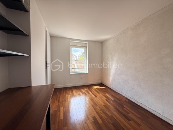Situé en plein cœur de Nancy, à deux pas de la Place des Vosges et du parc Olry, ce loft en duplex situé en 2e et dernier étage d'une petite copropriété offre un cadre de vie rare, alliant modernité, volumes et tranquillité.

👉 Le vrai plus :
Une terrasse sans vis-à-vis, véritable espace de détente
Un environnement paisible en plein centre-ville

🏡 Un intérieur moderne et spacieux

Au premier niveau :
Entrée avec rangements
Cuisine moderne entièrement équipée
Pièce de vie de plus de 50 m², lumineuse et ouverte
Une Chambre et un bureau donnant sur cour intérieure
Buanderie - WC avec possibilité de créer une 2e salle d’eau

À l’étage (duplex) :
Superbe suite parentale ouverte
Espace bureau avec bibliothèque
Salle de bains avec douche à l’italienne, baignoire îlot et dressing sur mesure

⚙️ Confort & équipements

-Pompe à chaleur
-DPE C
-Prestations de qualité
-Cave

📍 Localisation idéale
✔️ Hyper centre de Nancy
✔️ À proximité immédiate des commerces et transports
✔️ À 15 minutes à pied de la gare
✔️ Accès rapide aux axes autoroutiers
