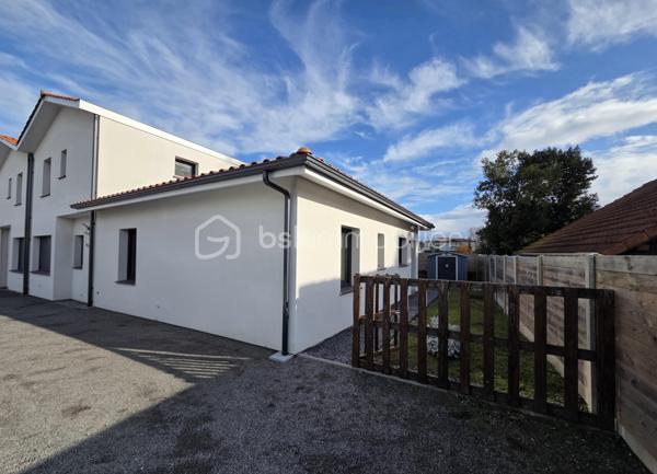 À vendre – Maison récente à Mimizan 

Découvrez cette charmante maison construite en 2021, idéale pour une résidence principale, un pied-à-terre ou un investissement locatif.
Elle se compose de :
-2 chambres lumineuses
-Un salon-séjour convivial avec cuisine aménagée et équipée
-Un cellier pratique pour le rangement

Les atouts qui font la différence :
 Une agréable terrasse avec extérieur pour profiter des beaux jours
 Une place de parking privative
 Aucune copropriété
 Équipée d’un chauffe-eau thermodynamique
 Classée DPE A : excellente performance énergétique, confort optimal et économies garanties

Située dans un environnement recherché, à proximité des commodités et des plages, cette maison récente n’attend plus que vous !

Une opportunité rare sur le secteur de Mimizan — contactez-moi pour plus d’informations ou organiser une visite.