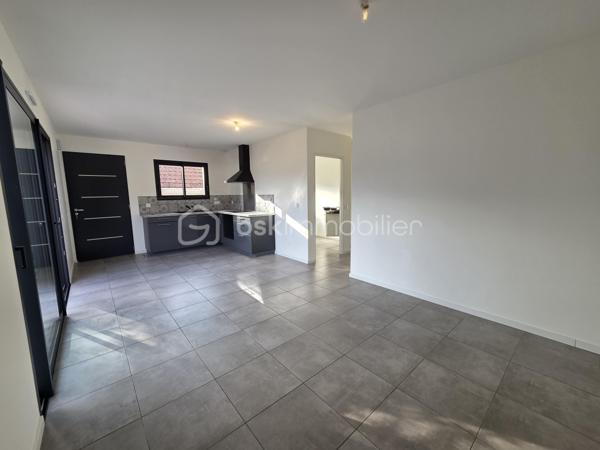 À vendre – Maison récente à Mimizan 

Découvrez cette charmante maison construite en 2021, idéale pour une résidence principale, un pied-à-terre ou un investissement locatif.
Elle se compose de :
-2 chambres lumineuses
-Un salon-séjour convivial avec cuisine aménagée et équipée
-Un cellier pratique pour le rangement

Les atouts qui font la différence :
 Une agréable terrasse avec extérieur pour profiter des beaux jours
 Une place de parking privative
 Aucune copropriété
 Équipée d’un chauffe-eau thermodynamique
 Classée DPE A : excellente performance énergétique, confort optimal et économies garanties

Située dans un environnement recherché, à proximité des commodités et des plages, cette maison récente n’attend plus que vous !

Une opportunité rare sur le secteur de Mimizan — contactez-moi pour plus d’informations ou organiser une visite.