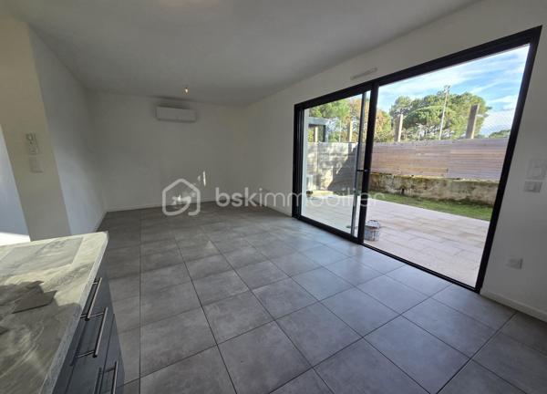 À vendre – Maison récente à Mimizan 

Découvrez cette charmante maison construite en 2021, idéale pour une résidence principale, un pied-à-terre ou un investissement locatif.
Elle se compose de :
-2 chambres lumineuses
-Un salon-séjour convivial avec cuisine aménagée et équipée
-Un cellier pratique pour le rangement

Les atouts qui font la différence :
 Une agréable terrasse avec extérieur pour profiter des beaux jours
 Une place de parking privative
 Aucune copropriété
 Équipée d’un chauffe-eau thermodynamique
 Classée DPE A : excellente performance énergétique, confort optimal et économies garanties

Située dans un environnement recherché, à proximité des commodités et des plages, cette maison récente n’attend plus que vous !

Une opportunité rare sur le secteur de Mimizan — contactez-moi pour plus d’informations ou organiser une visite.