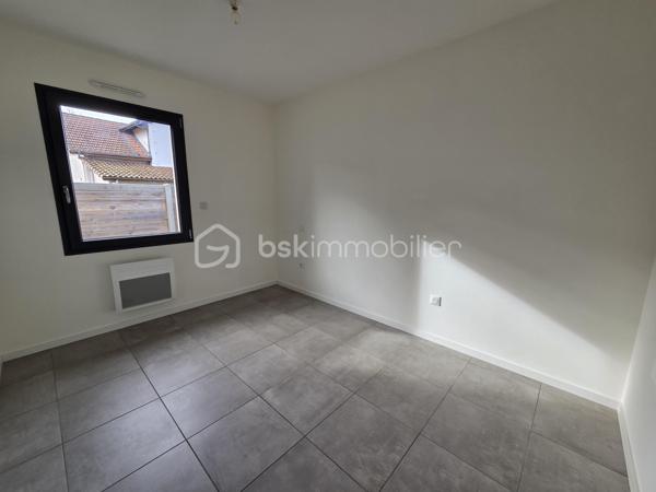 À vendre – Maison récente à Mimizan 

Découvrez cette charmante maison construite en 2021, idéale pour une résidence principale, un pied-à-terre ou un investissement locatif.
Elle se compose de :
-2 chambres lumineuses
-Un salon-séjour convivial avec cuisine aménagée et équipée
-Un cellier pratique pour le rangement

Les atouts qui font la différence :
 Une agréable terrasse avec extérieur pour profiter des beaux jours
 Une place de parking privative
 Aucune copropriété
 Équipée d’un chauffe-eau thermodynamique
 Classée DPE A : excellente performance énergétique, confort optimal et économies garanties

Située dans un environnement recherché, à proximité des commodités et des plages, cette maison récente n’attend plus que vous !

Une opportunité rare sur le secteur de Mimizan — contactez-moi pour plus d’informations ou organiser une visite.