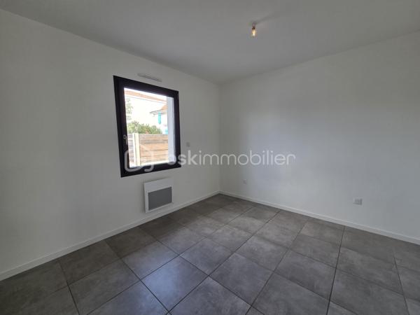 À vendre – Maison récente à Mimizan 

Découvrez cette charmante maison construite en 2021, idéale pour une résidence principale, un pied-à-terre ou un investissement locatif.
Elle se compose de :
-2 chambres lumineuses
-Un salon-séjour convivial avec cuisine aménagée et équipée
-Un cellier pratique pour le rangement

Les atouts qui font la différence :
 Une agréable terrasse avec extérieur pour profiter des beaux jours
 Une place de parking privative
 Aucune copropriété
 Équipée d’un chauffe-eau thermodynamique
 Classée DPE A : excellente performance énergétique, confort optimal et économies garanties

Située dans un environnement recherché, à proximité des commodités et des plages, cette maison récente n’attend plus que vous !

Une opportunité rare sur le secteur de Mimizan — contactez-moi pour plus d’informations ou organiser une visite.