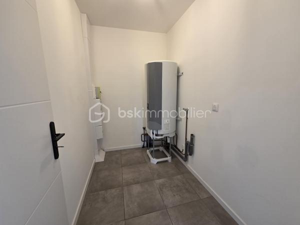 À vendre – Maison récente à Mimizan 

Découvrez cette charmante maison construite en 2021, idéale pour une résidence principale, un pied-à-terre ou un investissement locatif.
Elle se compose de :
-2 chambres lumineuses
-Un salon-séjour convivial avec cuisine aménagée et équipée
-Un cellier pratique pour le rangement

Les atouts qui font la différence :
 Une agréable terrasse avec extérieur pour profiter des beaux jours
 Une place de parking privative
 Aucune copropriété
 Équipée d’un chauffe-eau thermodynamique
 Classée DPE A : excellente performance énergétique, confort optimal et économies garanties

Située dans un environnement recherché, à proximité des commodités et des plages, cette maison récente n’attend plus que vous !

Une opportunité rare sur le secteur de Mimizan — contactez-moi pour plus d’informations ou organiser une visite.