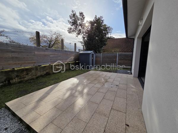 À vendre – Maison récente à Mimizan 

Découvrez cette charmante maison construite en 2021, idéale pour une résidence principale, un pied-à-terre ou un investissement locatif.
Elle se compose de :
-2 chambres lumineuses
-Un salon-séjour convivial avec cuisine aménagée et équipée
-Un cellier pratique pour le rangement

Les atouts qui font la différence :
 Une agréable terrasse avec extérieur pour profiter des beaux jours
 Une place de parking privative
 Aucune copropriété
 Équipée d’un chauffe-eau thermodynamique
 Classée DPE A : excellente performance énergétique, confort optimal et économies garanties

Située dans un environnement recherché, à proximité des commodités et des plages, cette maison récente n’attend plus que vous !

Une opportunité rare sur le secteur de Mimizan — contactez-moi pour plus d’informations ou organiser une visite.