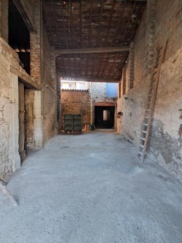 Maison de village traversante, grand garage, grange et fort potentiel – Pexiora
