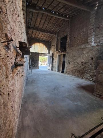 Maison de village traversante, grand garage, grange et fort potentiel – Pexiora
