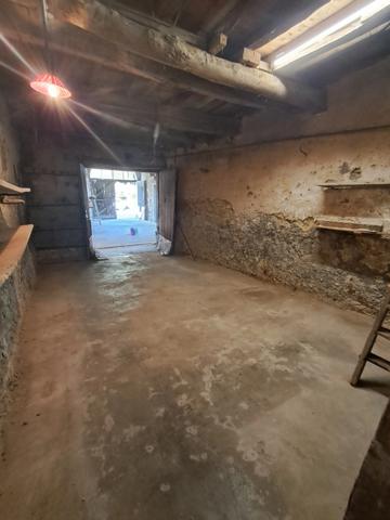 Maison de village traversante, grand garage, grange et fort potentiel – Pexiora