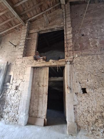 Maison de village traversante, grand garage, grange et fort potentiel – Pexiora