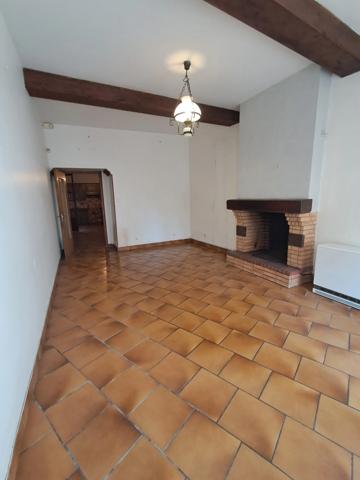 Maison de village traversante, grand garage, grange et fort potentiel – Pexiora