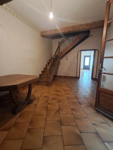 Maison de village traversante, grand garage, grange et fort potentiel – Pexiora