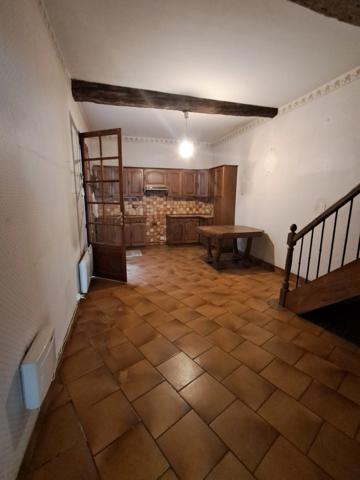 Maison de village traversante, grand garage, grange et fort potentiel – Pexiora