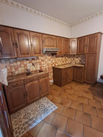 Maison de village traversante, grand garage, grange et fort potentiel – Pexiora