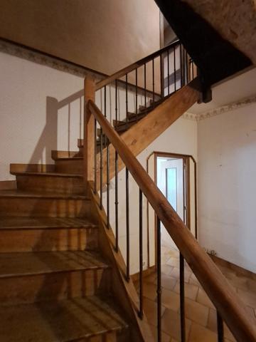 Maison de village traversante, grand garage, grange et fort potentiel – Pexiora