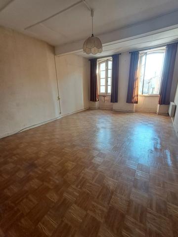 Maison de village traversante, grand garage, grange et fort potentiel – Pexiora